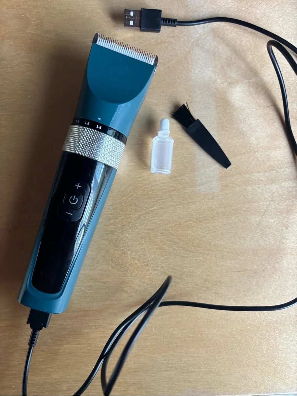 Pet Clippers with blade oil and small brush, rechargeable!